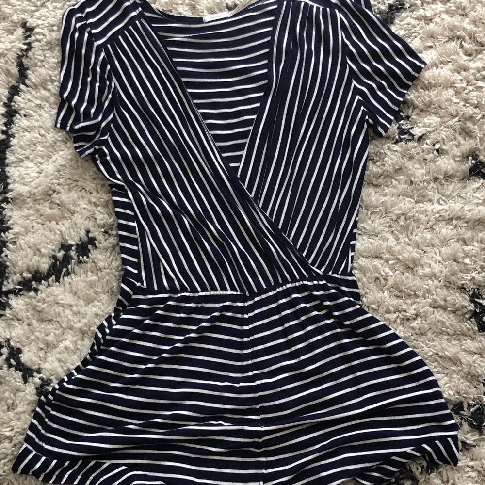URBAN OUTFITTERS BLUE AND WHITE STRIPPED ROMPER